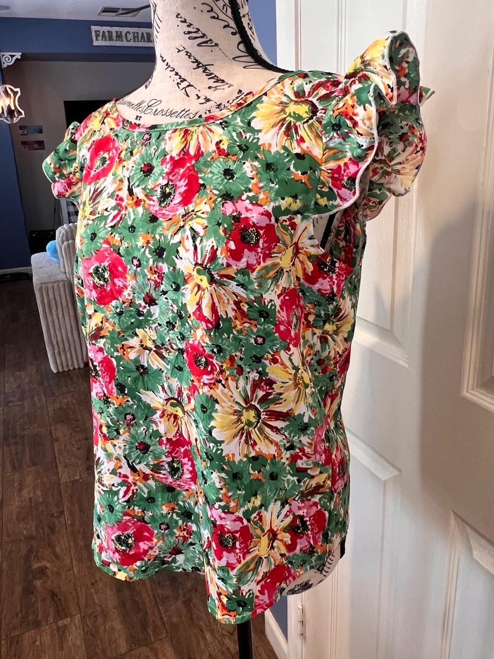 Floral Ruffle-Sleeve Women's Top in Green & Red